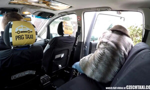 Таксист ебет старушку на заднем диване в машине