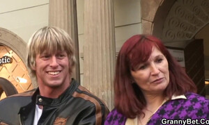 Рыжая мама в Чехии долбится с юным человеком